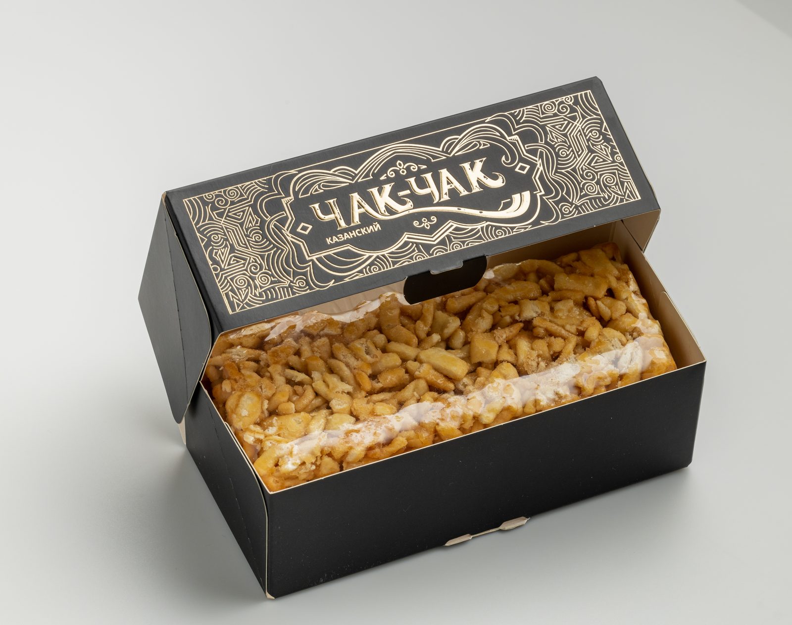 Чёрная коробка казанского чак-чака с золотым орнаментом